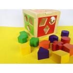 Cubo de ensarte con figuras geométricas